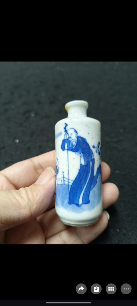 古玩陶瓷攜琴訪(fǎng)友青花鼻煙壺真品鑒賞圖