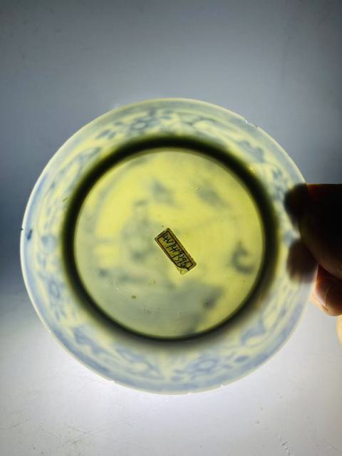 古玩陶瓷垂釣圖青花盤真品鑒賞圖