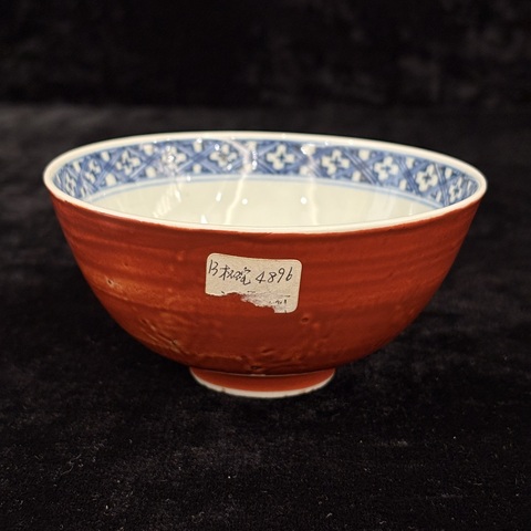 古玩陶瓷礬紅青花花卉紋茶碗真品鑒賞圖