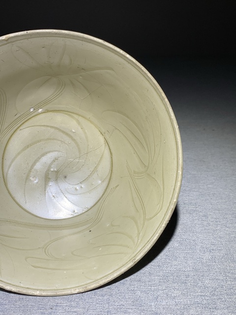 古玩陶瓷龍泉窯青釉碗真品鑒賞圖