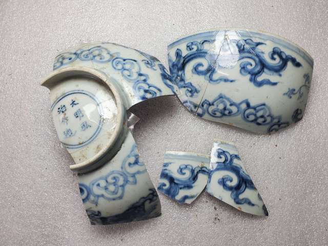 古玩陶瓷龍紋青花碗標本真品鑒賞圖