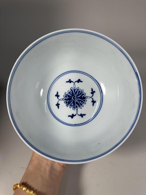 古玩陶瓷花卉紋青花碗真品鑒賞圖