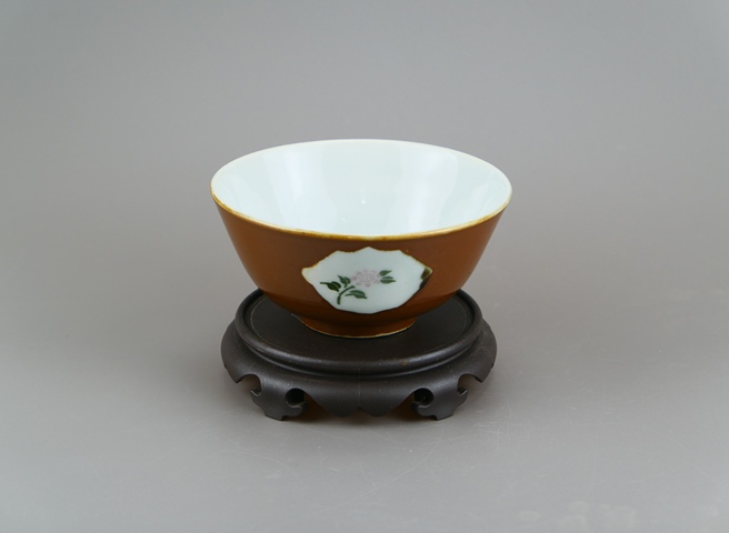 古玩陶瓷紫金釉開光彩繪花卉紋茶碗真品鑒賞圖