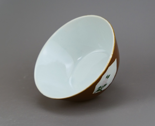 古玩陶瓷紫金釉開光彩繪花卉紋茶碗真品鑒賞圖