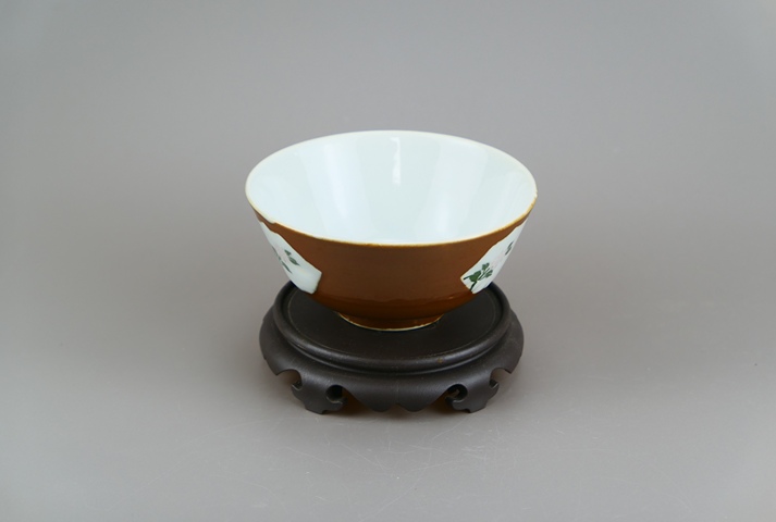 古玩陶瓷紫金釉開光彩繪花卉紋茶碗真品鑒賞圖