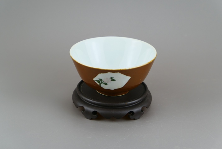 古玩陶瓷紫金釉開光彩繪花卉紋茶碗真品鑒賞圖