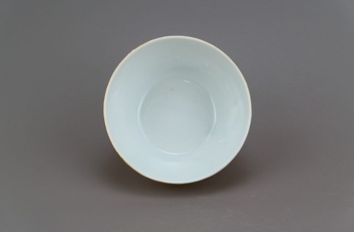 古玩陶瓷紫金釉開光彩繪花卉紋茶碗真品鑒賞圖