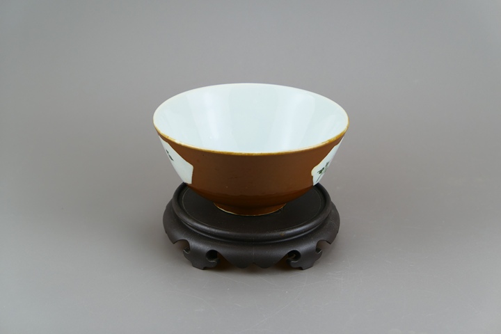 古玩陶瓷紫金釉開光彩繪花卉紋茶碗真品鑒賞圖