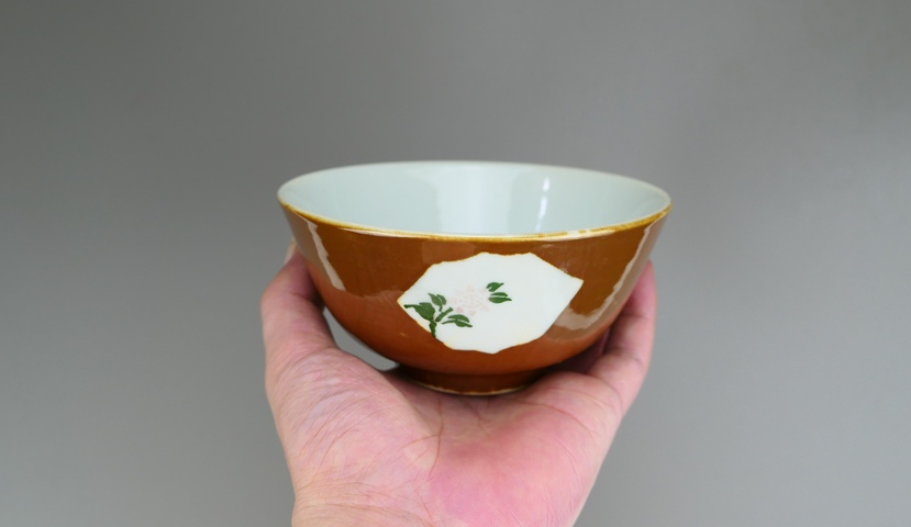 古玩陶瓷紫金釉開光彩繪花卉紋茶碗真品鑒賞圖