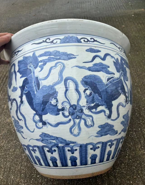 古玩陶瓷青花云獅紋案缸真品鑒賞圖