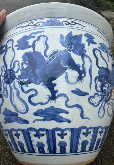 古玩陶瓷青花云獅紋案缸真品鑒賞圖