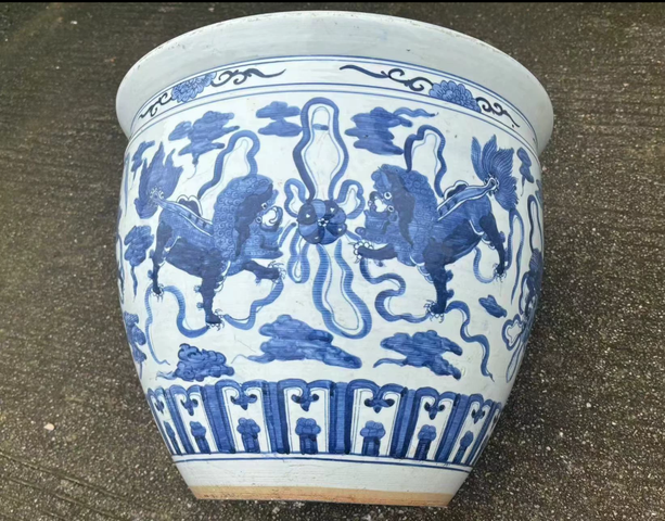 古玩陶瓷青花云獅紋案缸真品鑒賞圖