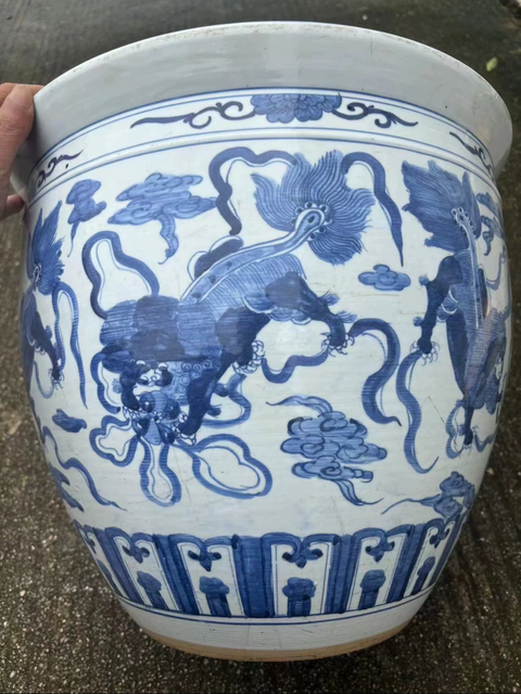古玩陶瓷青花云獅紋案缸真品鑒賞圖