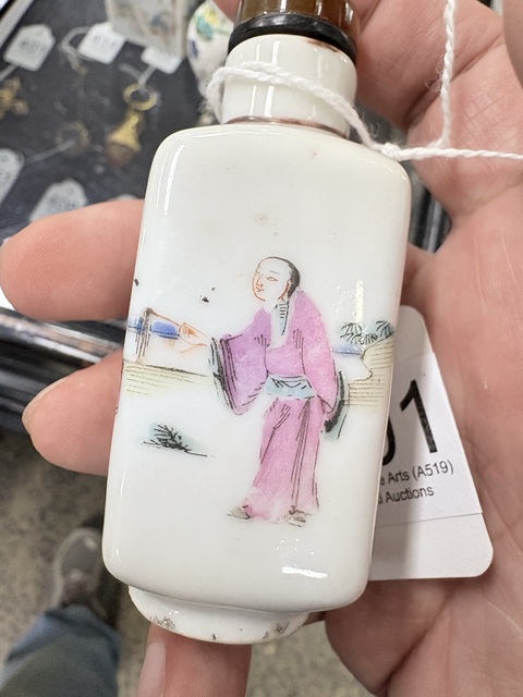 古玩陶瓷粉彩人物故事紋鼻煙壺真品鑒賞圖