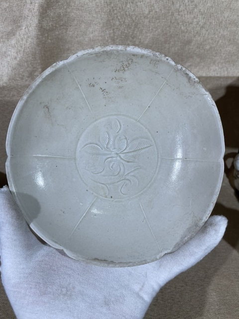 古玩陶瓷定窯刻萱草紋碗真品鑒賞圖