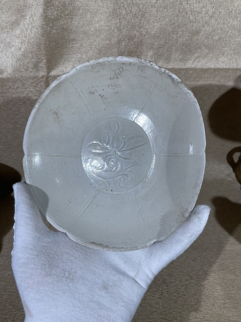 古玩陶瓷定窯刻萱草紋碗真品鑒賞圖