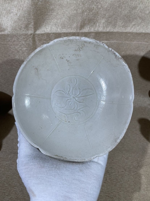 古玩陶瓷定窯刻萱草紋碗真品鑒賞圖