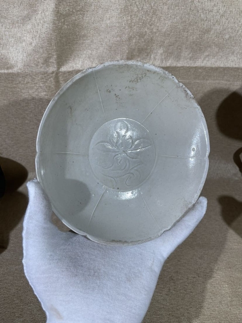 古玩陶瓷定窯刻萱草紋碗真品鑒賞圖