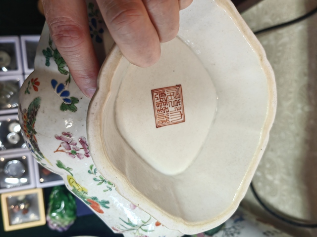 古玩陶瓷清中期粉彩祝壽圖花蝶紋貢盤真品鑒賞圖