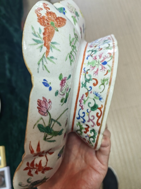古玩陶瓷清中期粉彩祝壽圖花蝶紋貢盤真品鑒賞圖