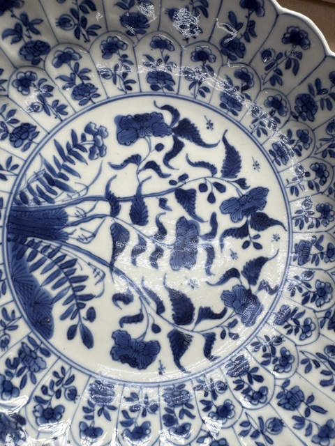 古玩陶瓷青花花卉紋花口盤真品鑒賞圖