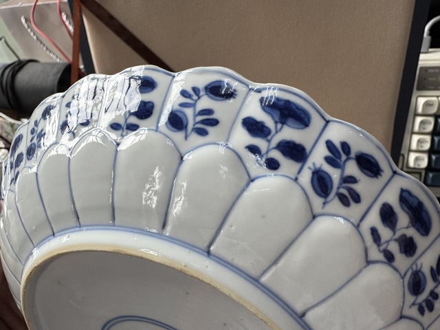 古玩陶瓷青花花卉紋花口盤真品鑒賞圖