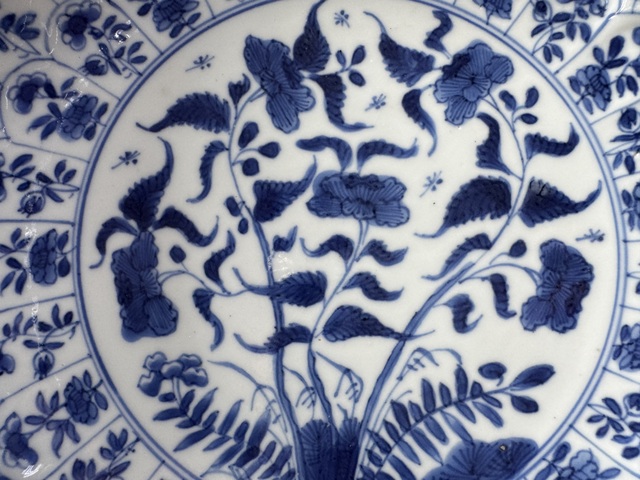 古玩陶瓷青花花卉紋花口盤真品鑒賞圖