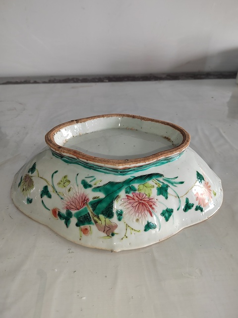 古玩陶瓷花鳥紋粉彩海棠型貢盤真品鑒賞圖