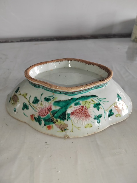 古玩陶瓷花鳥紋粉彩海棠型貢盤真品鑒賞圖