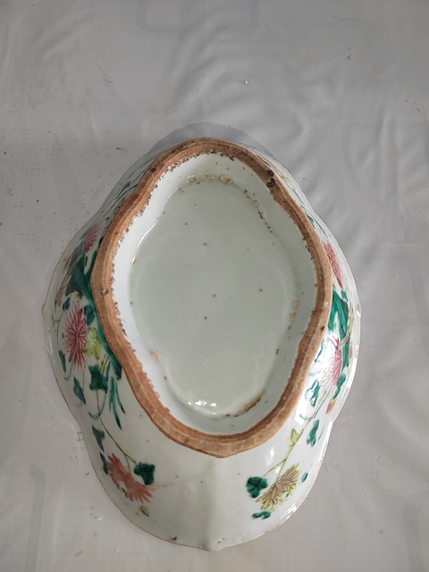 古玩陶瓷花鳥紋粉彩海棠型貢盤真品鑒賞圖