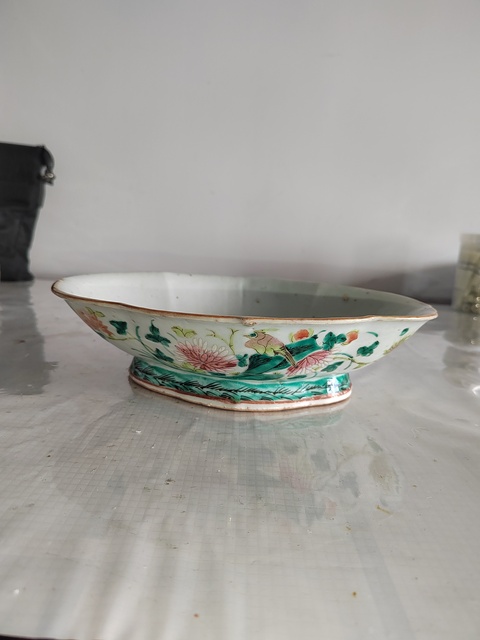 古玩陶瓷花鳥紋粉彩海棠型貢盤真品鑒賞圖