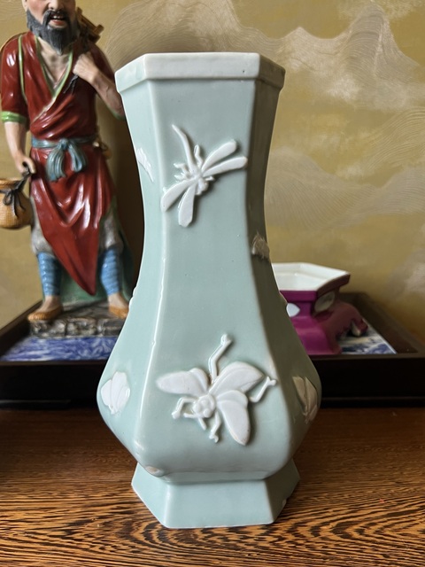 古玩陶瓷天青釉堆白蝴蝶花卉紋六方瓶一對真品鑒賞圖