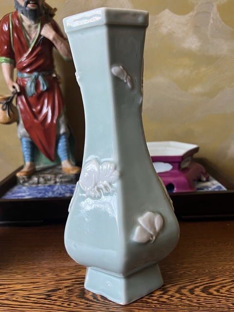 古玩陶瓷天青釉堆白蝴蝶花卉紋六方瓶一對真品鑒賞圖