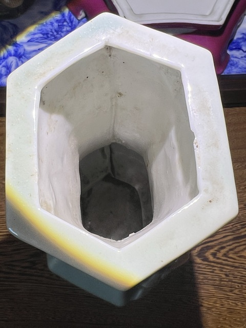 古玩陶瓷天青釉堆白蝴蝶花卉紋六方瓶一對真品鑒賞圖