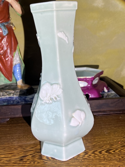 古玩陶瓷天青釉堆白蝴蝶花卉紋六方瓶一對真品鑒賞圖