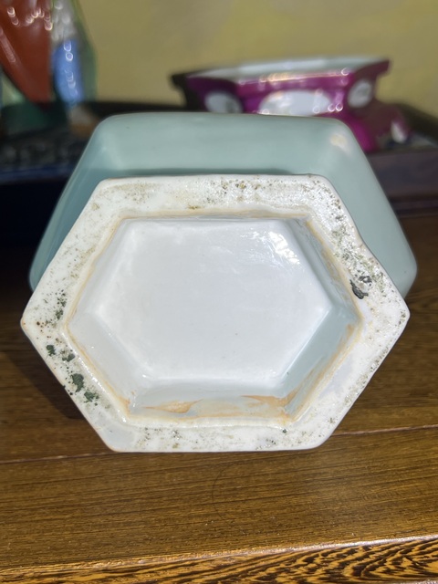 古玩陶瓷天青釉堆白蝴蝶花卉紋六方瓶一對真品鑒賞圖