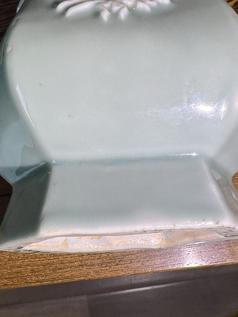 古玩陶瓷天青釉堆白蝴蝶花卉紋六方瓶一對真品鑒賞圖