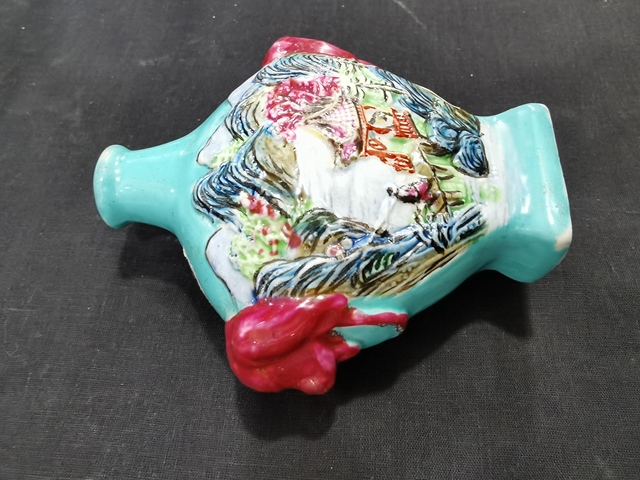 古玩陶瓷粉彩雕瓷鼻煙壺真品鑒賞圖