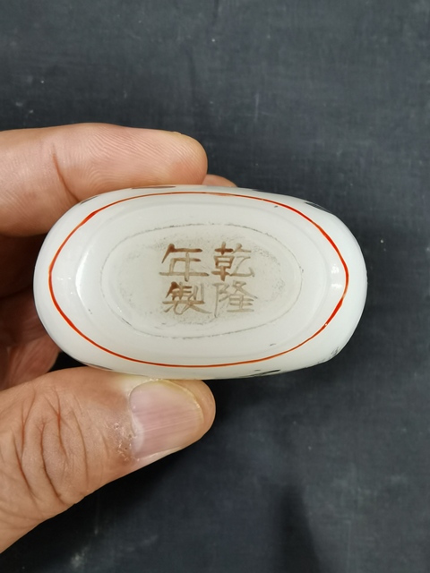 古玩陶瓷粉彩雕瓷鼻煙壺真品鑒賞圖