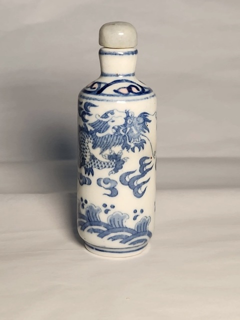古玩陶瓷青花釉里紅龍紋鼻煙壺真品鑒賞圖
