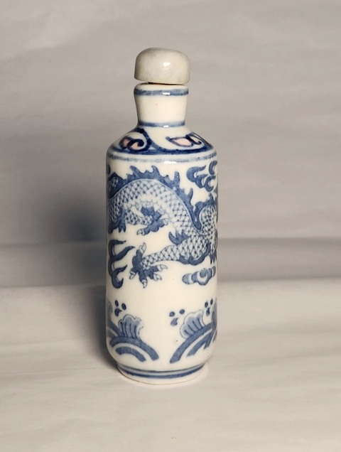 古玩陶瓷青花釉里紅龍紋鼻煙壺真品鑒賞圖