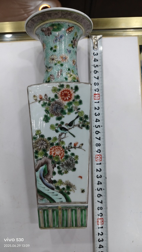 古玩陶瓷花鳥紋五彩天圓地方瓶真品鑒賞圖