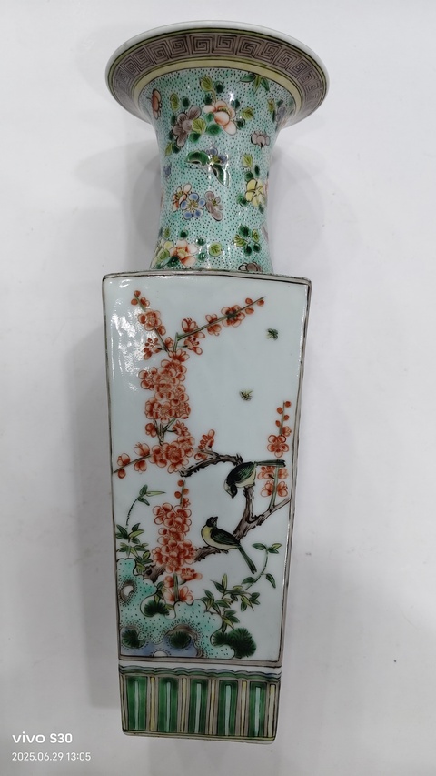 古玩陶瓷花鳥紋五彩天圓地方瓶真品鑒賞圖