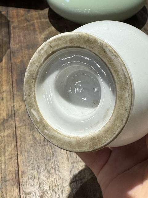 古玩陶瓷日本明治白釉香瓶真品鑒賞圖