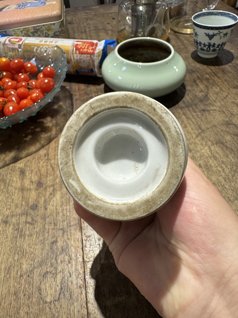 古玩陶瓷日本明治白釉香瓶真品鑒賞圖