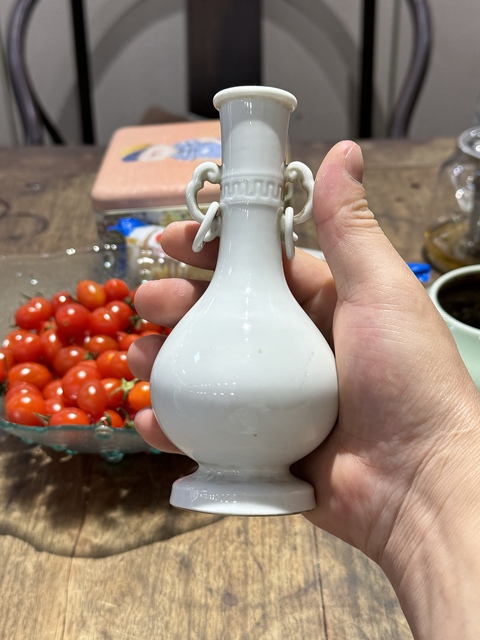 古玩陶瓷日本明治白釉香瓶真品鑒賞圖