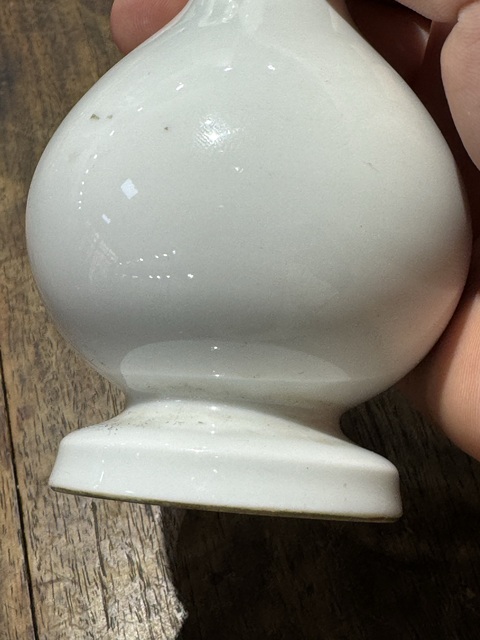 古玩陶瓷日本明治白釉香瓶真品鑒賞圖