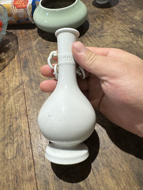 古玩陶瓷日本明治白釉香瓶真品鑒賞圖