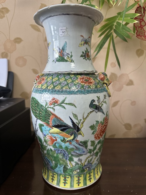 古玩陶瓷錦雞牡丹紋雙獸耳銜環五彩大瓶真品鑒賞圖