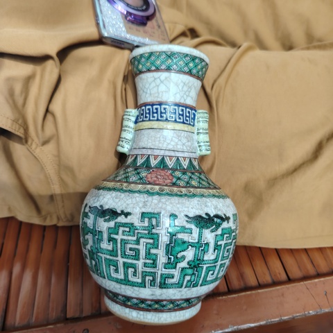 古玩陶瓷哥釉五彩拐子龍紋貫耳瓶真品鑒賞圖